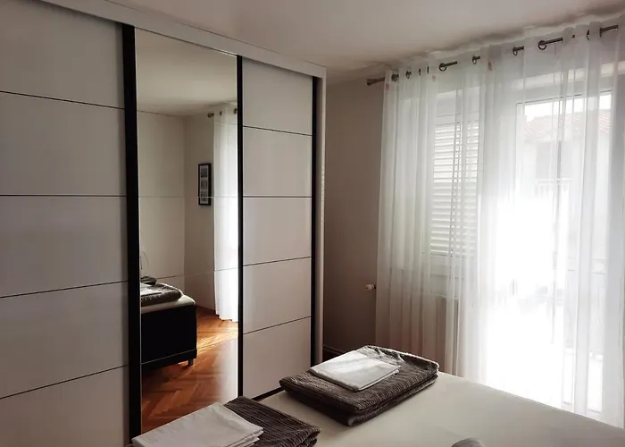 Rose Loboja Pensionat Makarska