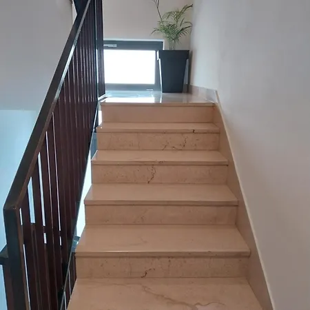 Rose Loboja マカルスカ