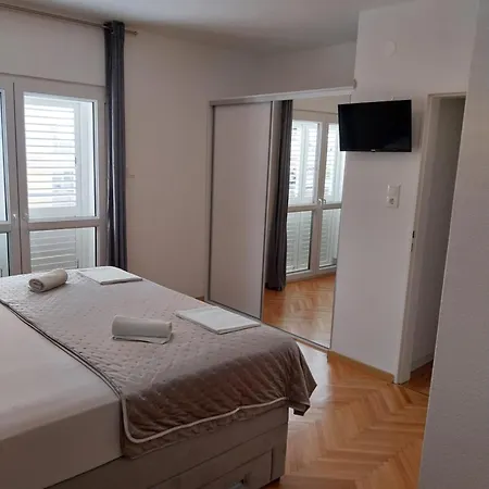 Rose Loboja Konukevi Makarska