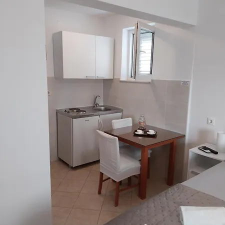 Rose Loboja マカルスカ