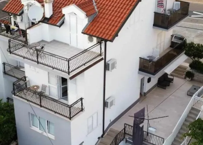 Rose Loboja Konukevi